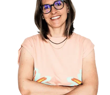 Agata Chrzanowska, art historian and guide in Florence with glasses and folded arms