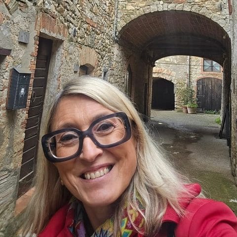 Guide Debora Bresciani in the medieval streets of Tuscany