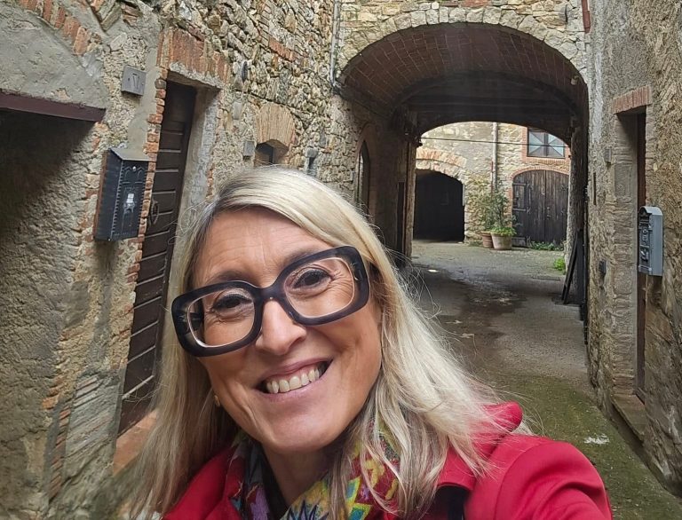 Guide Debora Bresciani in the medieval streets of Tuscany