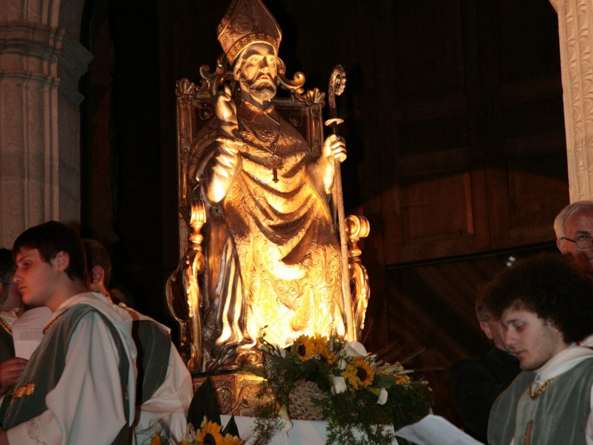 Golden bishop statue at the Parata dei Turchi festival in Potenza with costumed participants
